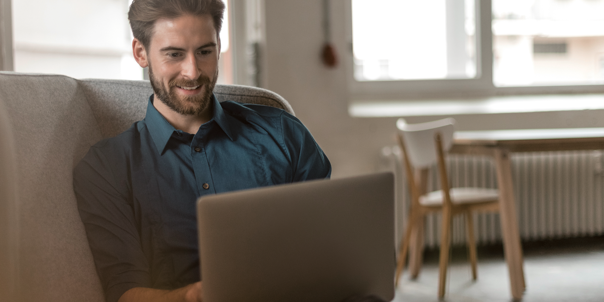 Mann mit Laptop zuhause